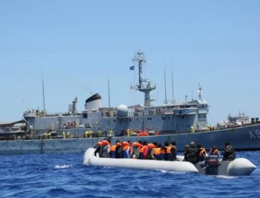 Σκάφη της FRΟNTEX μετέφεραν 84 παράνομους μετανάστες στα ελληνικά παράλια